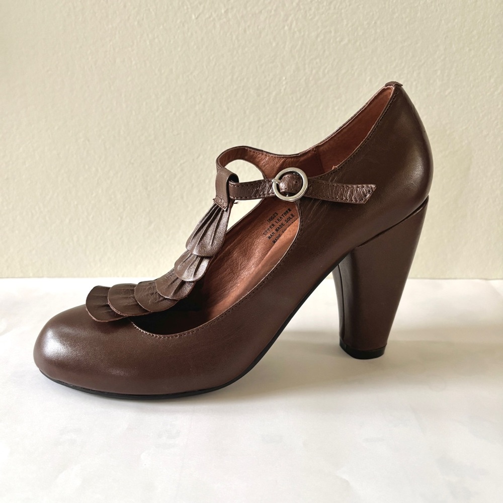 Crown Vintage brown leather ruffled T-strap heeled mary janes pumps - Picture 9 of 16